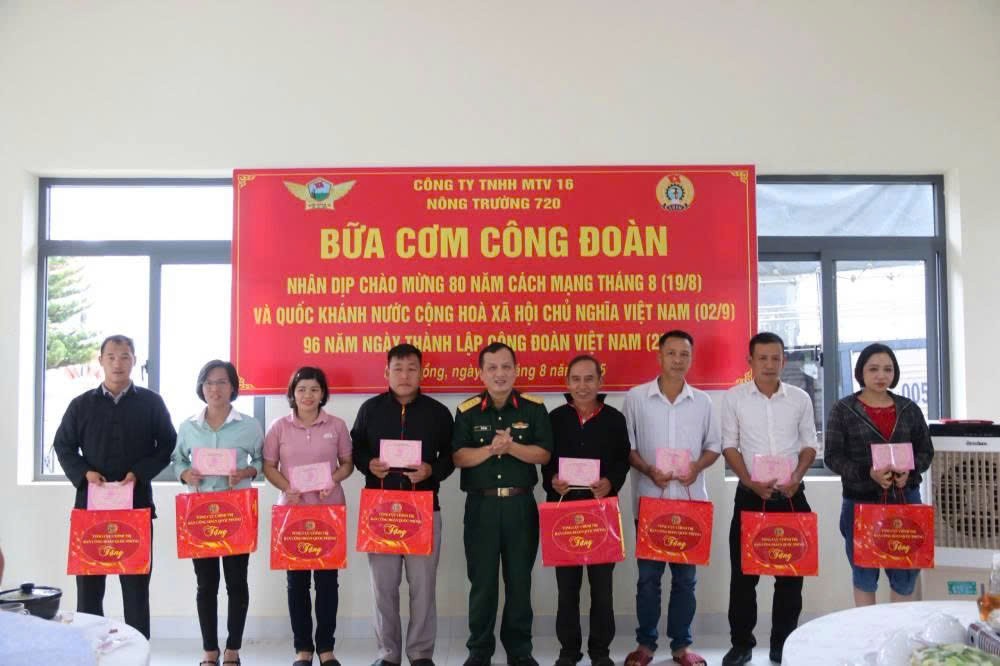 Đại tá Vũ Văn Định, Phó Chủ nhiệm Chính trị Binh đoàn 16 tặng quà cho già làng, trưởng bản và một số người lao động khó khăn