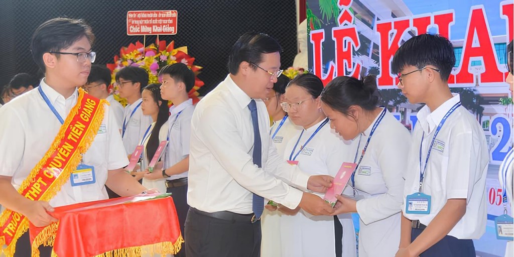 Không khí khai giảng rộn ràng khắp các trường học tỉnh Đồng Tháp