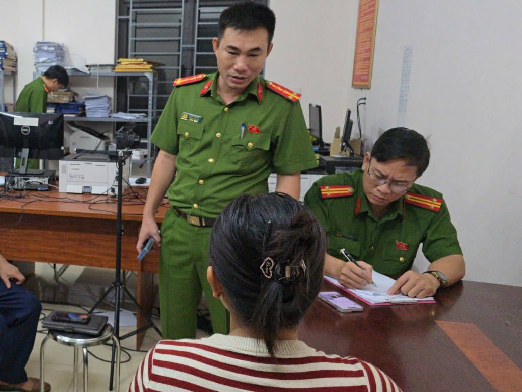 Công an xã Quảng Chính, tỉnh Thanh Hóa làm việc với công dân C.T.H về việc đưa thông tin sai lệch lên mạng xã hội Công an xã Quảng Chính, tỉnh Thanh Hóa làm việc với công dân C.T.H về việc đưa thông tin sai lệch lên mạng xã hội