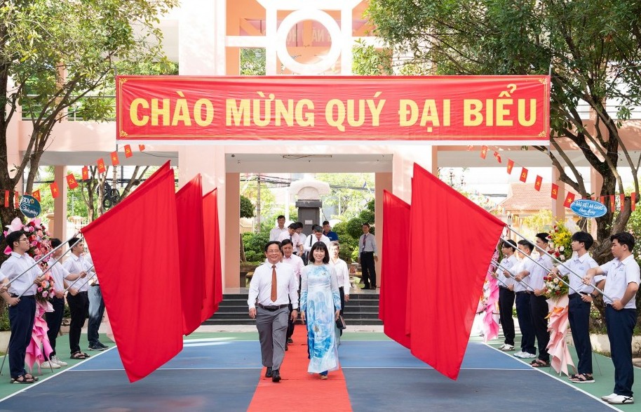 Chủ tịch UBND tỉnh An Giang dự khai giảng Trường THPT Chuyên Thoại Ngọc Hầu