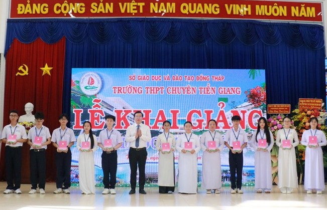 Không khí khai giảng rộn ràng khắp các trường học tỉnh Đồng Tháp