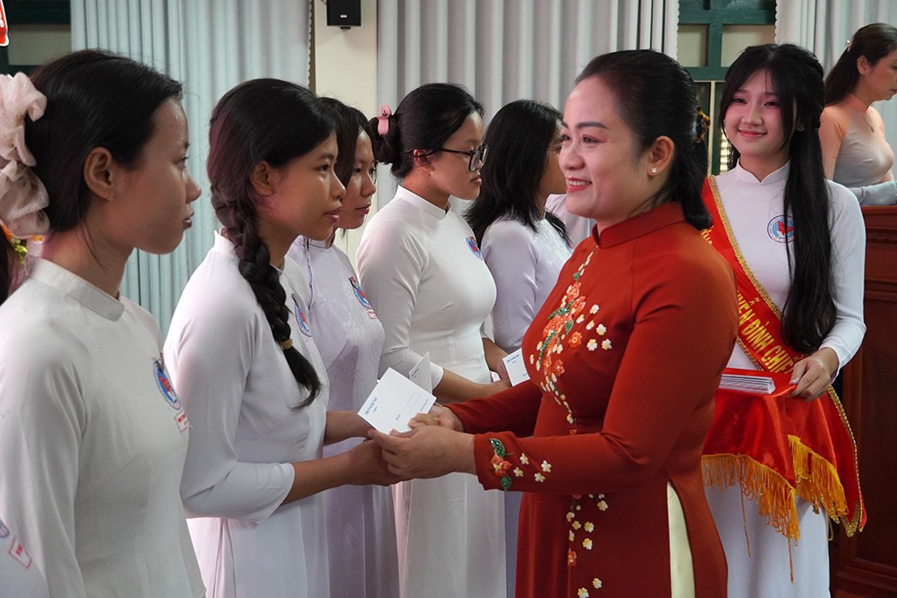 Phó Bí thư Thường trực Tỉnh ủy Nguyễn Hải Trâm trực tiếp trao những suất học bổng ý nghĩa, động viên tinh thần học tập cho các em học sinh.