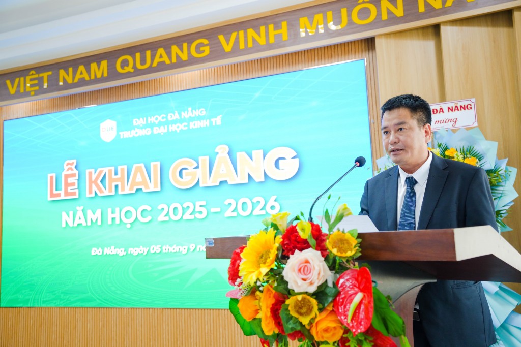 PGS.TS. Đoàn Ngọc Phi Anh, Phó Hiệu trưởng Trường Đại học Kinh tế - Đại học Đà Nẵng phát biểu tại buổi lễ PGS.TS. Đoàn Ngọc Phi Anh, Phó Hiệu trưởng Trường Đại học Kinh tế - Đại học Đà Nẵng phát biểu tại buổi lễ