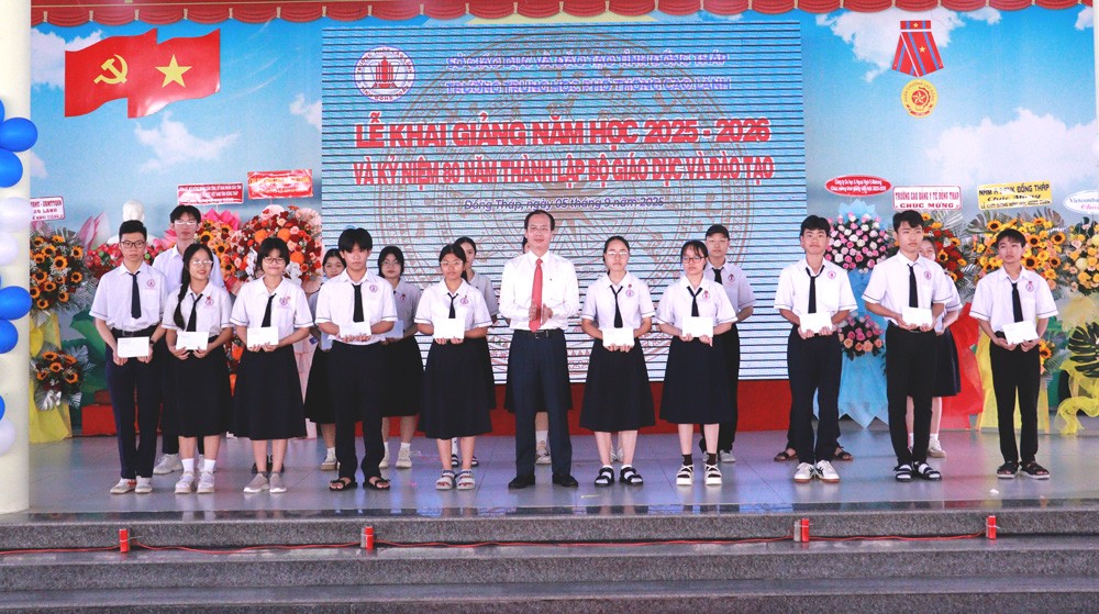 Chủ tịch Ủy ban nhân dân tỉnh Trần Trí Quang trao học bổng cho học sinh
