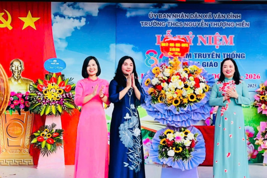 Bí thư Đảng ủy xã, Chủ tịch HĐND xã Vân Đình Bùi Thị Thu Hiền 