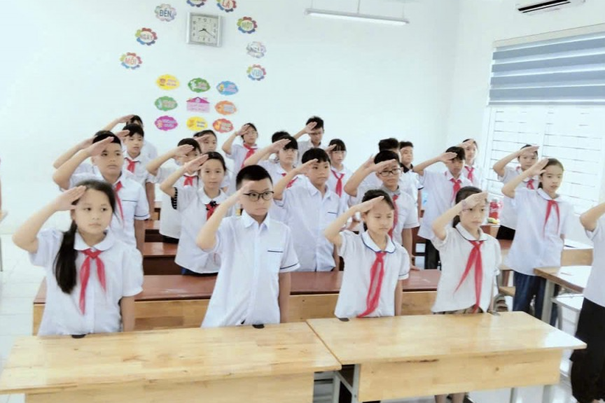 Các em học sinh thực hiện nghi thức chào cờ 