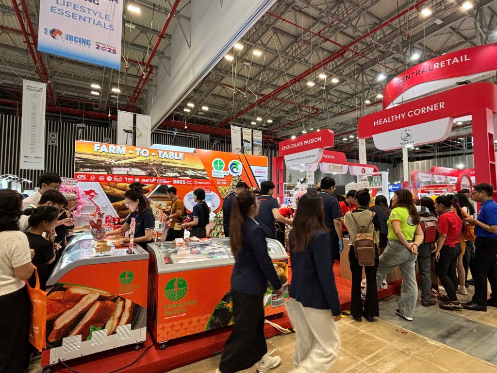 Khách hàng và đối tác đánh giá cao sản phẩm xúc xích trứng cá chuồn Bento và sản phẩm giá trị gia tăng từ cá của LC Foods tại Vietnam International Sourcing Expo 2025 (VIS 2025) ngày 5/9/2025