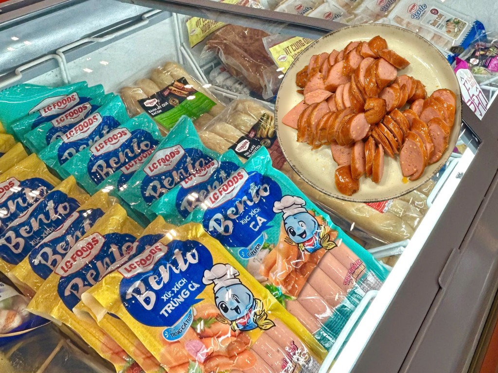 Sản phẩm xúc xích trứng cá chuồn Bento tại gian hàng của LC Foods ở triển lãm Vietnam International Sourcing Expo 2025 (VIS 2025) ngày 5/9/2025