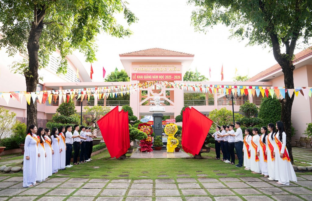 Chủ tịch UBND tỉnh An Giang dự khai giảng Trường THPT Chuyên Thoại Ngọc Hầu
