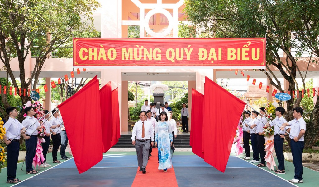 Ủy viên dự khuyết Ban Chấp hành Trung ương Đảng, Phó Bí thư Tỉnh ủy, Chủ tịch UBND tỉnh An Giang Hồ Văn Mừng dự lễ khai giảng năm học mới tại Trường THPT Chuyên Thoại Ngọc Hầu