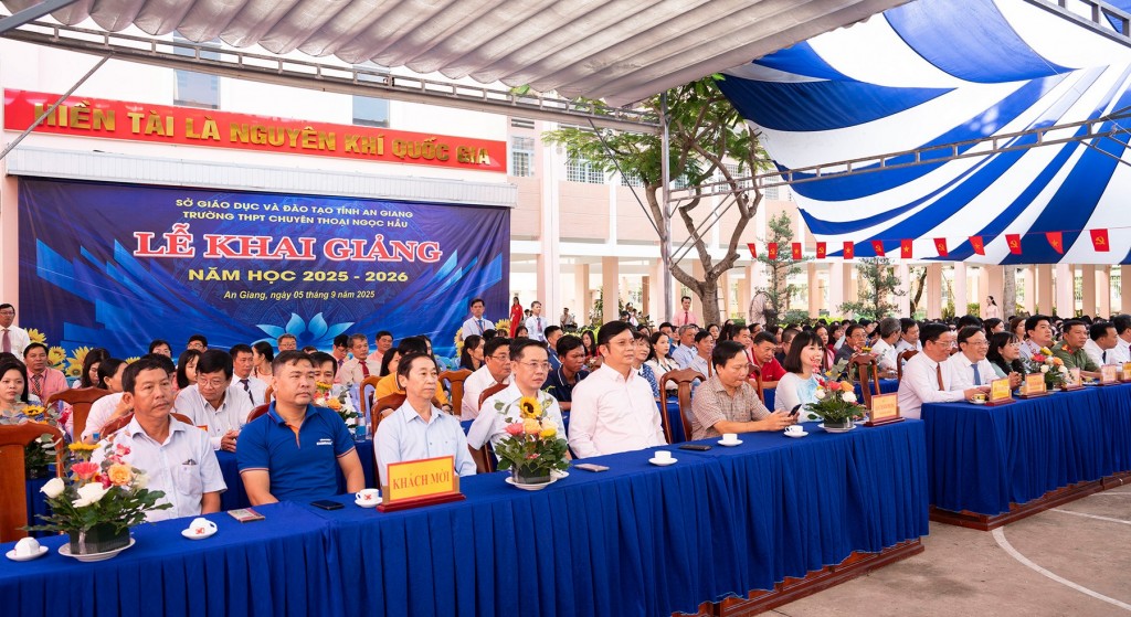 Các đại biểu dự lễ khai giảng năm học mới tại Trường THPT Chuyên Thoại Ngọc Hầu