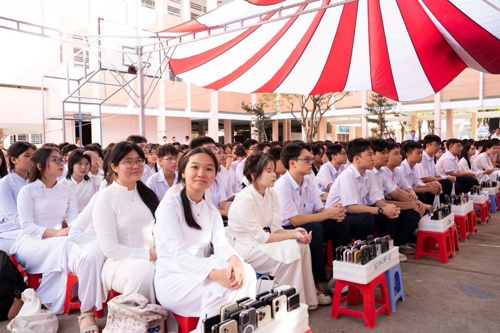 Học sinh Trường THPT Chuyên Thoại Ngọc Hầu dự lễ khai giảng năm học 2025 – 2026