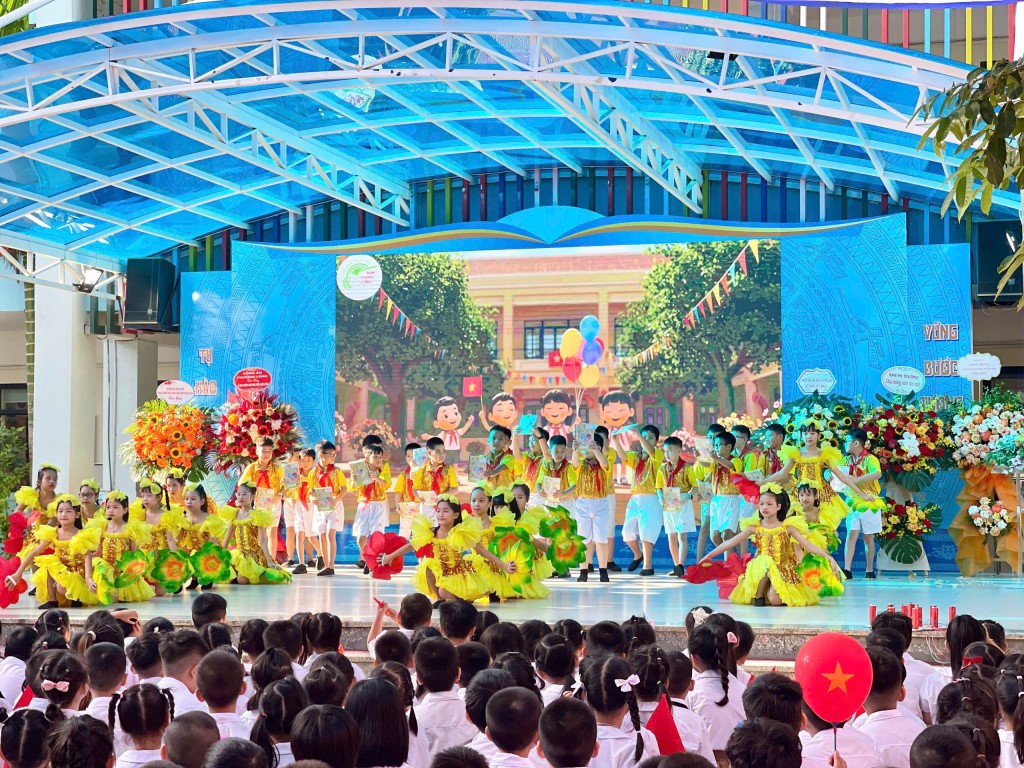 Tiết mục văn nghệ tại lễ khai giảng