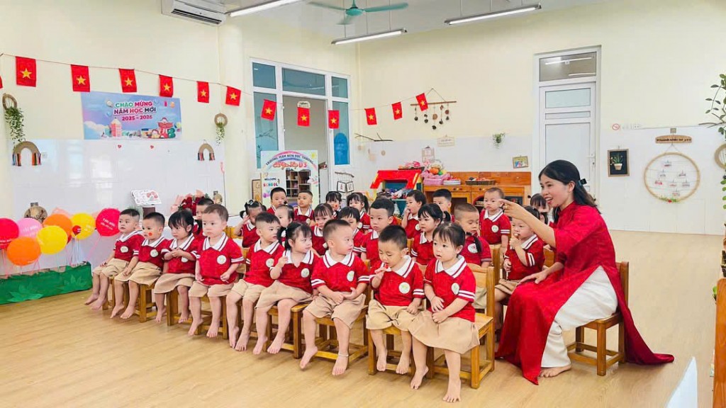 Các em nhỏ trong ngày khai trường tại xã Hoài Đức, Hà Nội