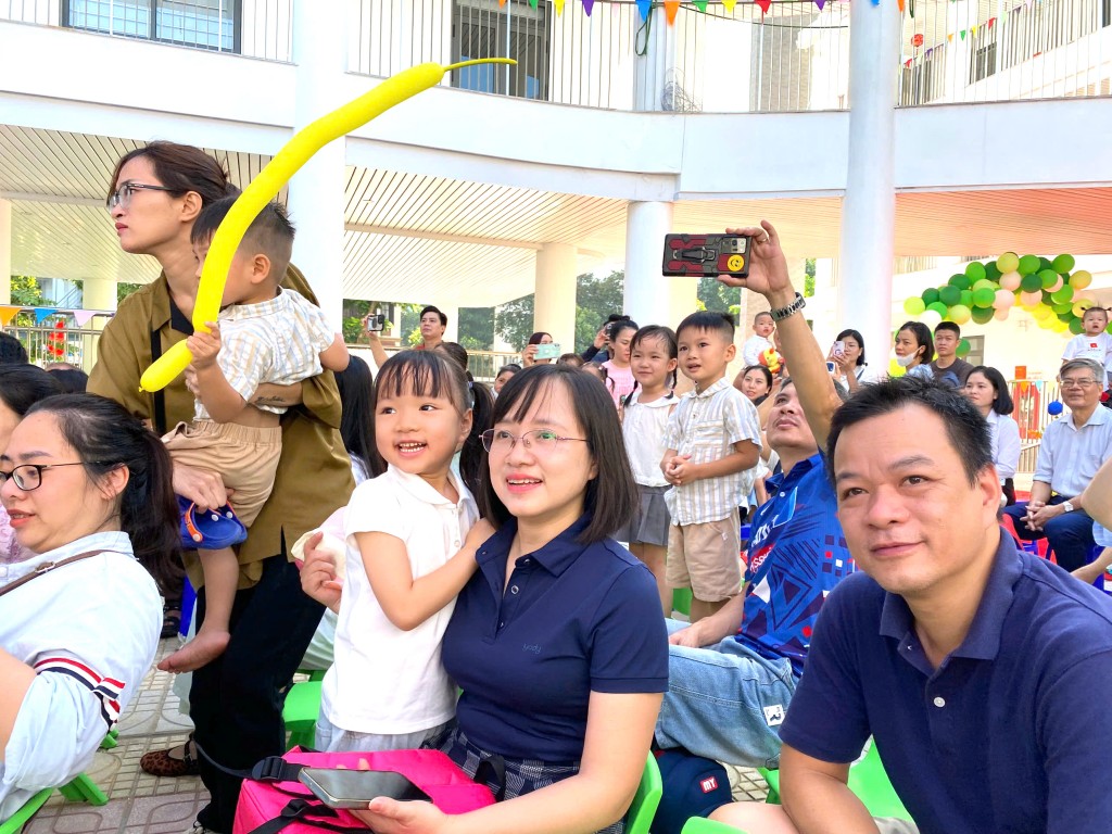 Trong veo mắt trẻ, ấm tình cô trò