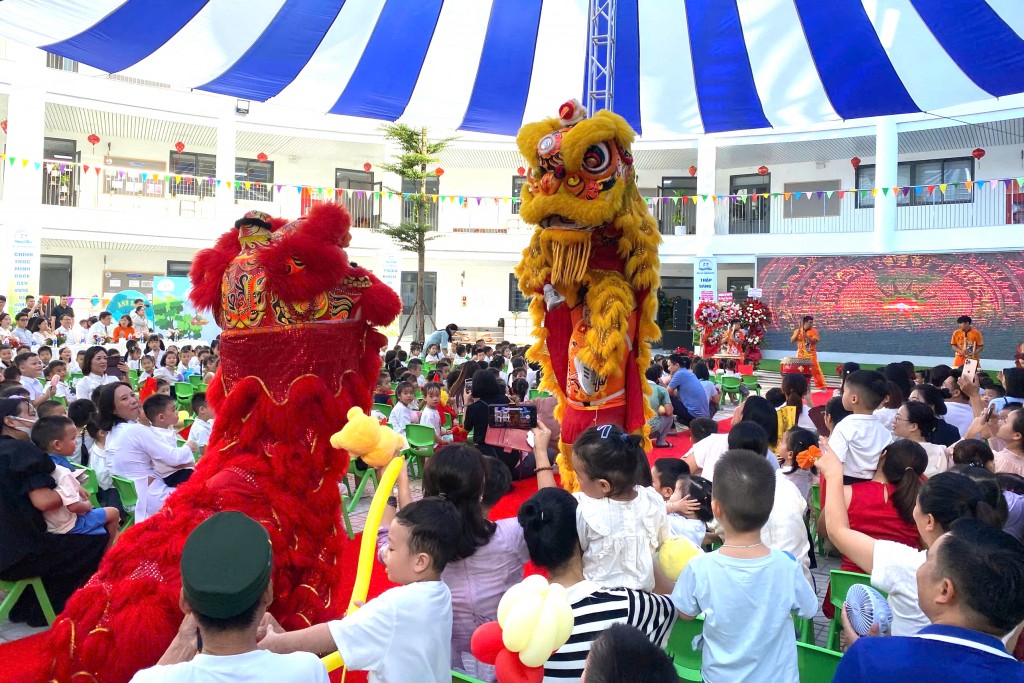 Tiết mục múa lân tại Trường Mầm non Ánh Sao, phường Yên Sở