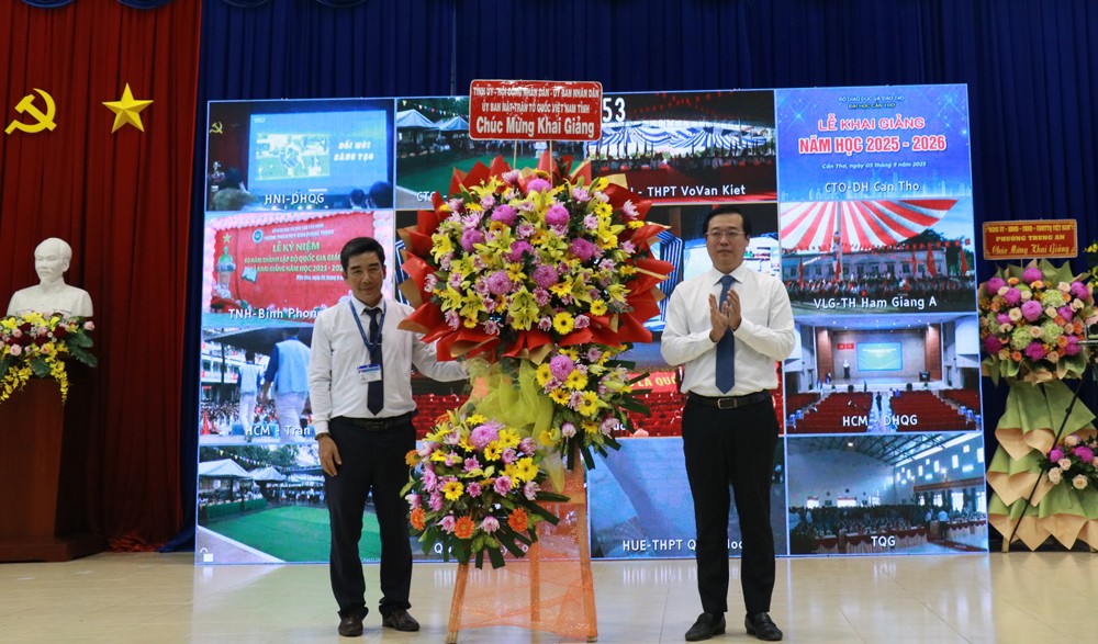 Không khí khai giảng rộn ràng khắp các trường học tỉnh Đồng Tháp