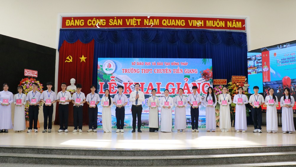  Bí thư Tỉnh ủy Cà Mau Lê Quốc Phong trao học bổng cho học trò Trường THPT chuyên Tiền Giang - Ảnh: DUY NHỰT