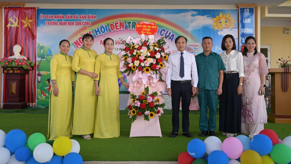 Phó Bí thư Đảng ủy, Chủ tịch UBND xã Nguyễn Ngọc Điệp chúc mừng thầy cô giáo trường Mầm non Sơn Công