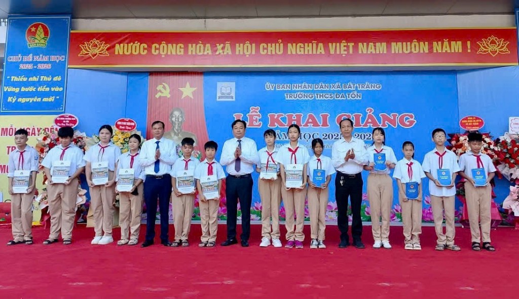 Học sinh Bát Tràng rộn ràng đón chào năm học mới 2025 - 2026