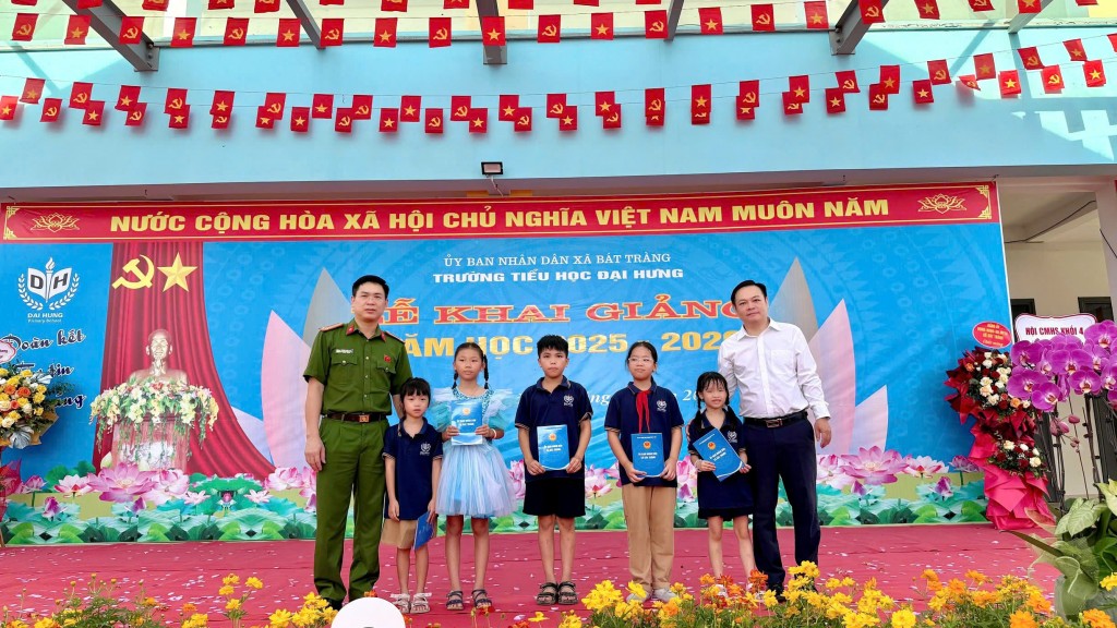 Học sinh Bát Tràng rộn ràng đón chào năm học mới 2025 - 2026