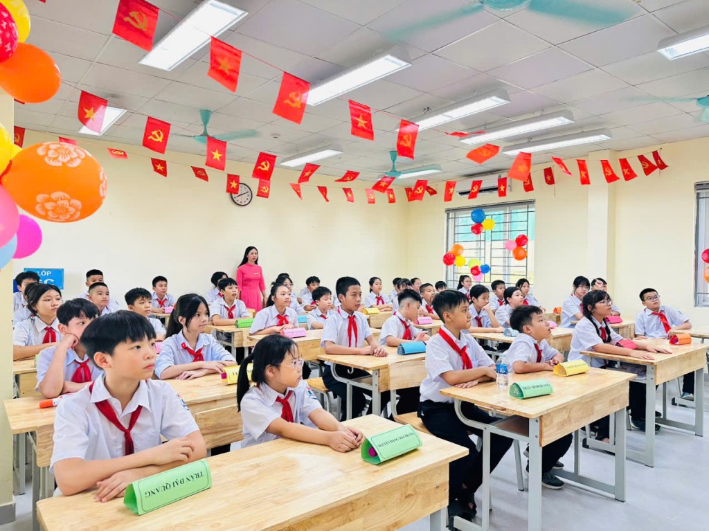 Học sinh Bát Tràng rộn ràng đón chào năm học mới 2025 - 2026