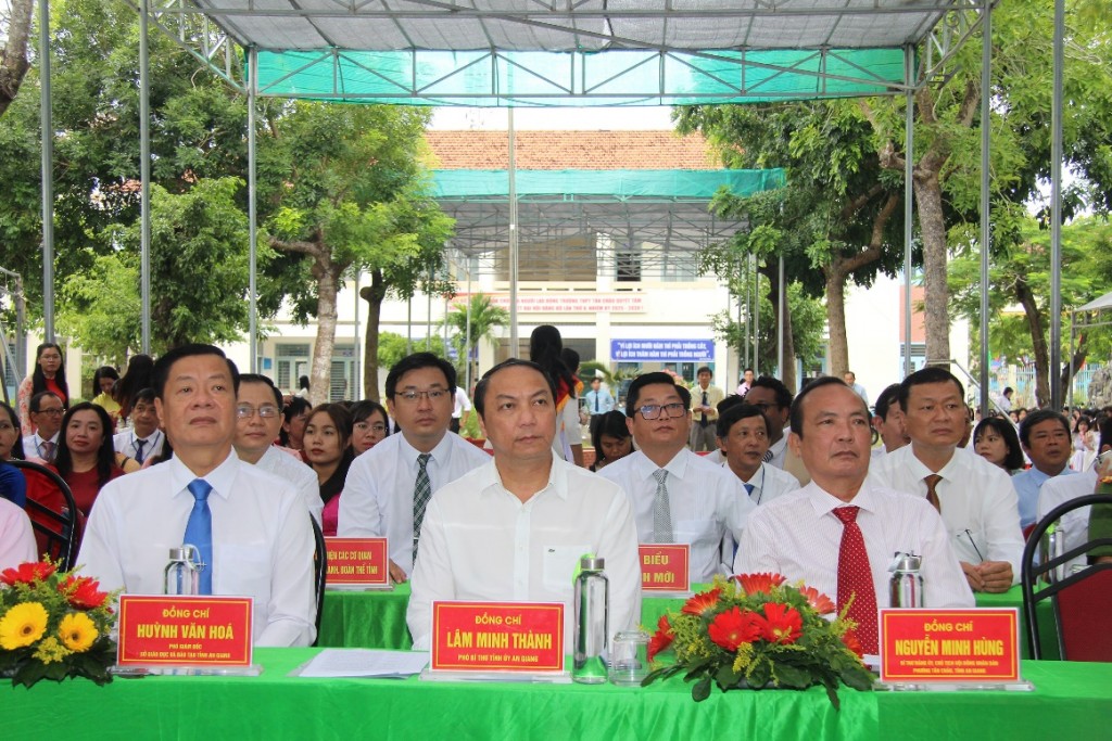 Phó Bí thư Tỉnh ủy Lâm Minh Thành và Đại biểu dự lễ khai giảng năm học mới