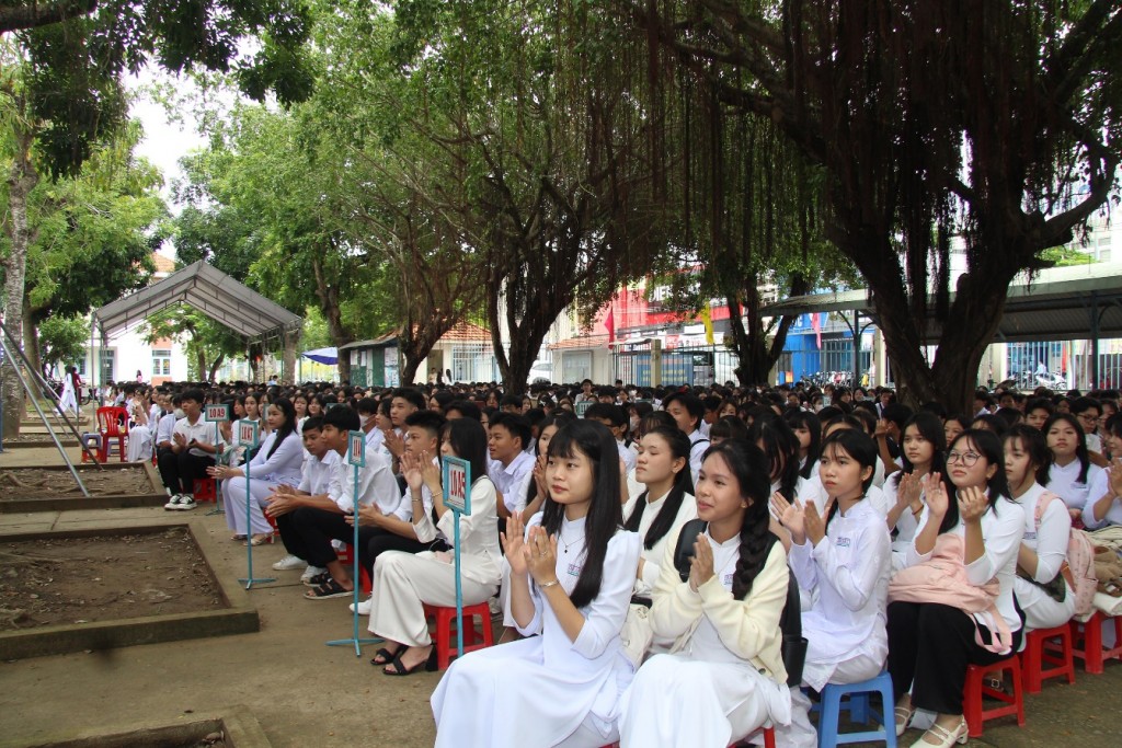 Đây là năm học đầu tiên Bộ Chính trị quyết định miễn học phí cho học sinh từ mầm non đến trung học phổ thông công lập nên các em học sinh rất phấn khởi