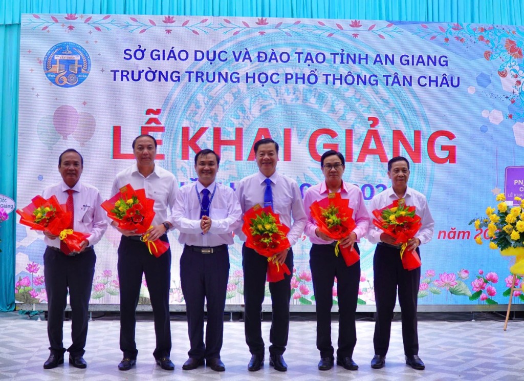 Lãnh đạo nhà trường tặng hoa tri ân lãnh đạo Tỉnh ủy, ngành giáo dục tỉnh và lãnh đạo phường Tân Châu