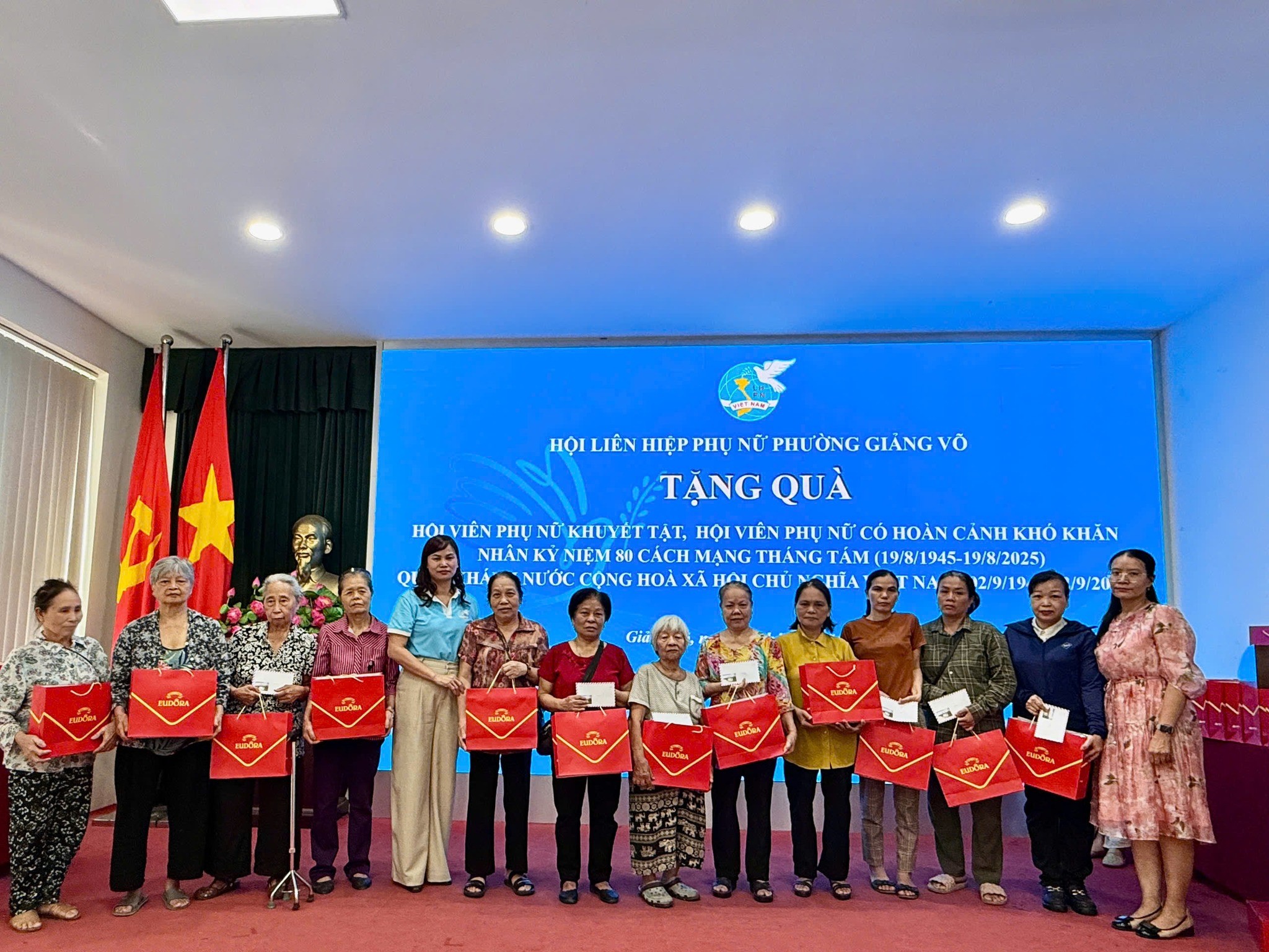 Phụ nữ phường Giảng Võ đồng hành, tiếp sức hội viên khó khăn