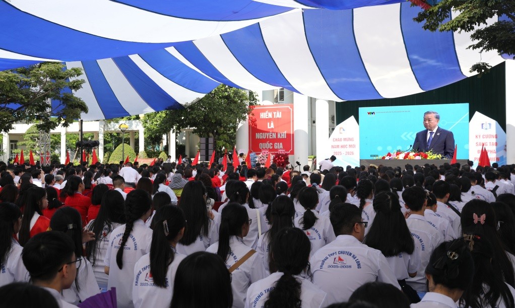 Thầy và trò Trường THPT Chuyên Hạ Long nghe đồng chí Tổng Bí thư Tô Lâm phát biểu chúc mừng ngành GD&ĐT và căn dặn toàn thể học sinh, sinh viên trong cả nước.