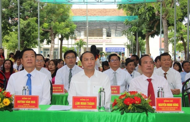 Lãnh đạo Tỉnh ủy An Giang dự lễ khai giảng Trường THPT Tân Châu