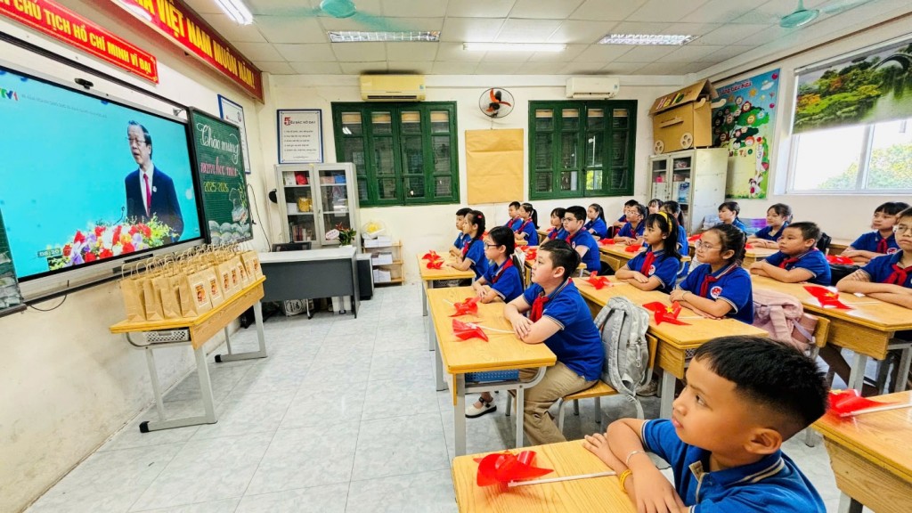 Cô trò trường Tiểu học Đồng Nhân tưng bừng khai giảng năm học mới
