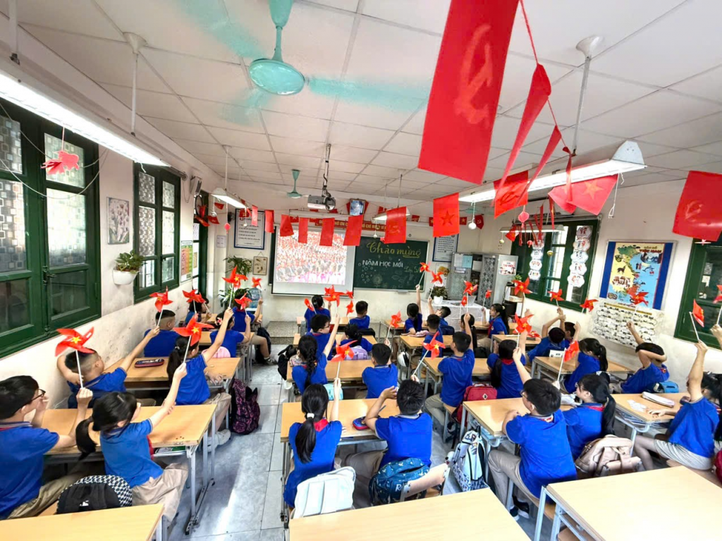 Cô trò trường Tiểu học Đồng Nhân tưng bừng khai giảng năm học mới
