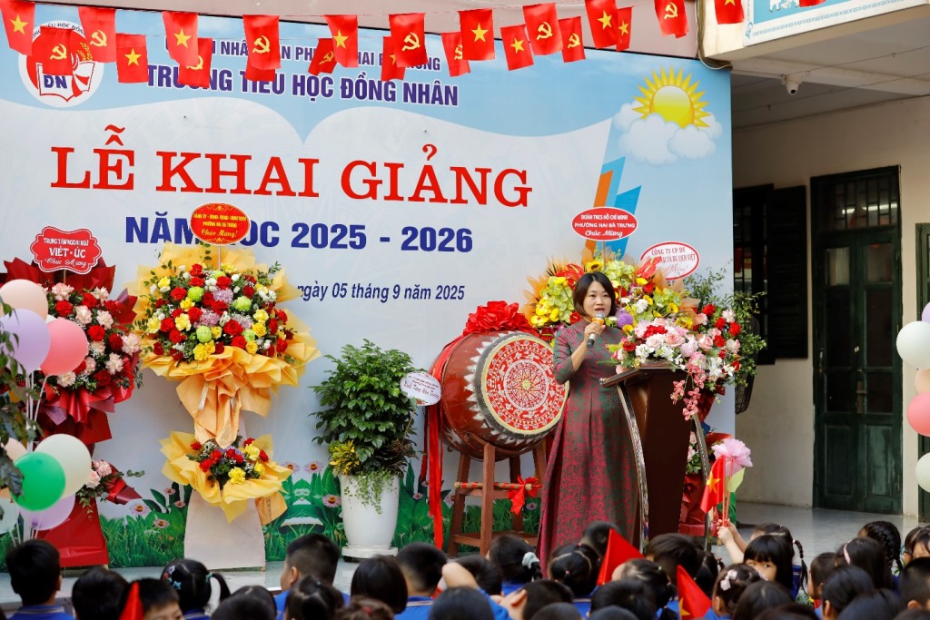 Cô Hoàng Thị Kim Dung – Hiệu trưởng nhà trường phát biểu tại Lễ khai giảng Cô Hoàng Thị Kim Dung – Hiệu trưởng nhà trường phát biểu tại Lễ khai giảng