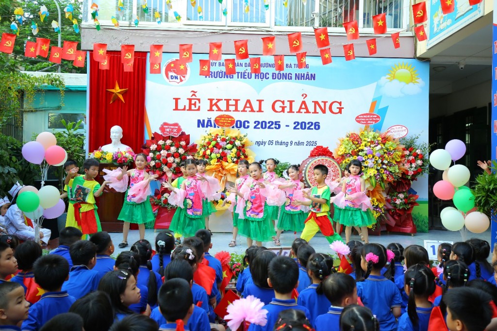 Lễ khai giảng tưng bừng với sự chuẩn bị kỹ lưỡng từ thầy và trò trường tiểu học Đồng Nhân trong sáng ngày 5/9/2025. Lễ khai giảng tưng bừng với sự chuẩn bị kỹ lưỡng từ thầy và trò trường tiểu học Đồng Nhân trong sáng ngày 5/9/2025.