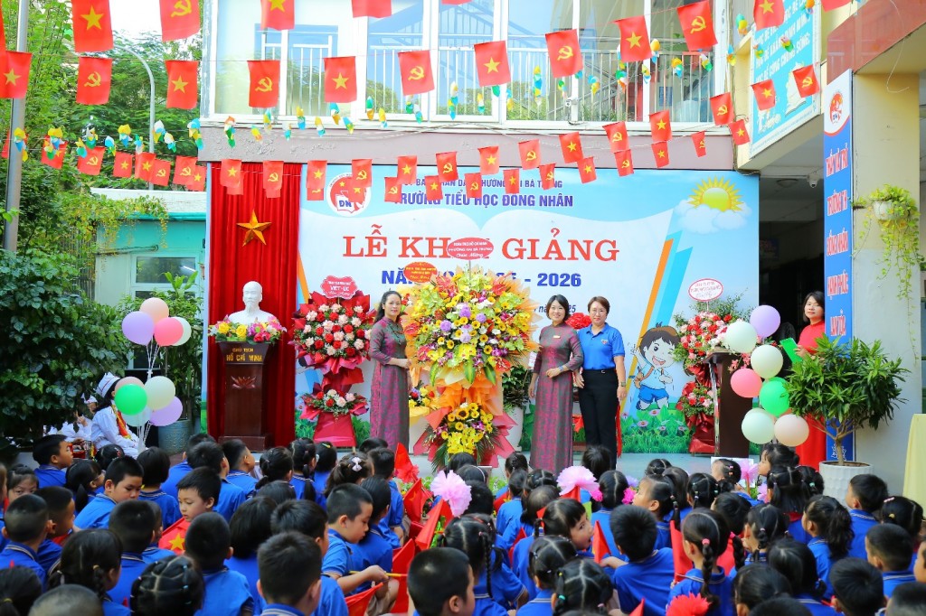 Cô trò trường Tiểu học Đồng Nhân tưng bừng khai giảng năm học mới
