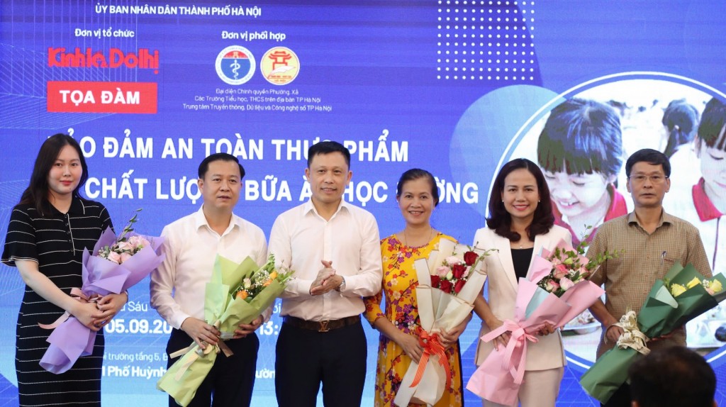 Tặng hoa cho các khách mời đại biểu tham dự Toạ đàm