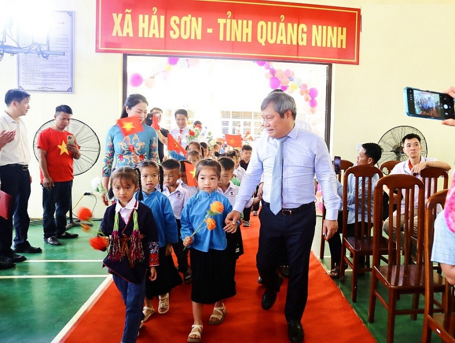 Đồng chí Bí thư Tỉnh ủy cùng các thầy cô nhà trường đón các em học sinh vào lớp 1.