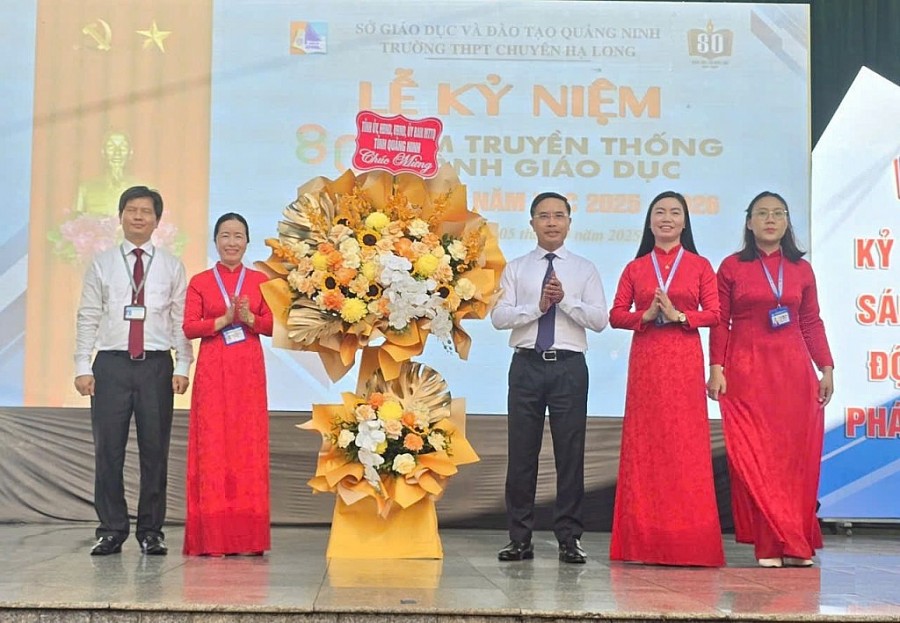Đồng chí Phạm Đức Ấn, Phó Bí thư Tỉnh ủy, Chủ tịch UBND tỉnh Quảng Ninh, tặng hoa chúc mừng Nhà trường.