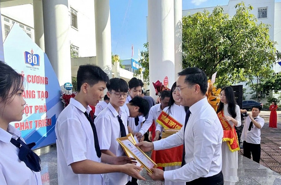 Chủ tịch UBND tỉnh Quảng Ninh trao quà cho hoch sinh đỗ thủ khoa vào trường năm học 2025-2026.
