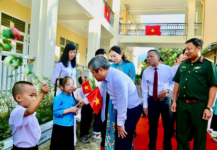 Đồng chí Vũ Đại Thắng, Bí thư Tỉnh ủy trò chuyện với các em học sinh Trường TH&THCS Hải Sơn.