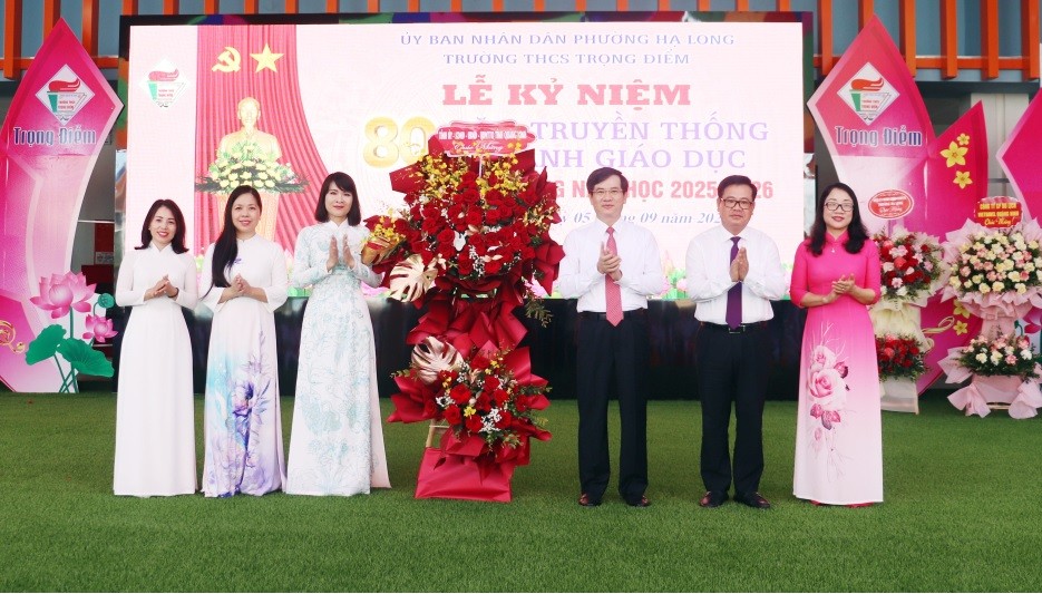 Đồng chí Vũ Quyết Tiến, Phó Bí thư Tỉnh ủy tặng hoa chúc mừng khai giảng năm học mới thầy và trò Trường THCS Trọng Điểm.