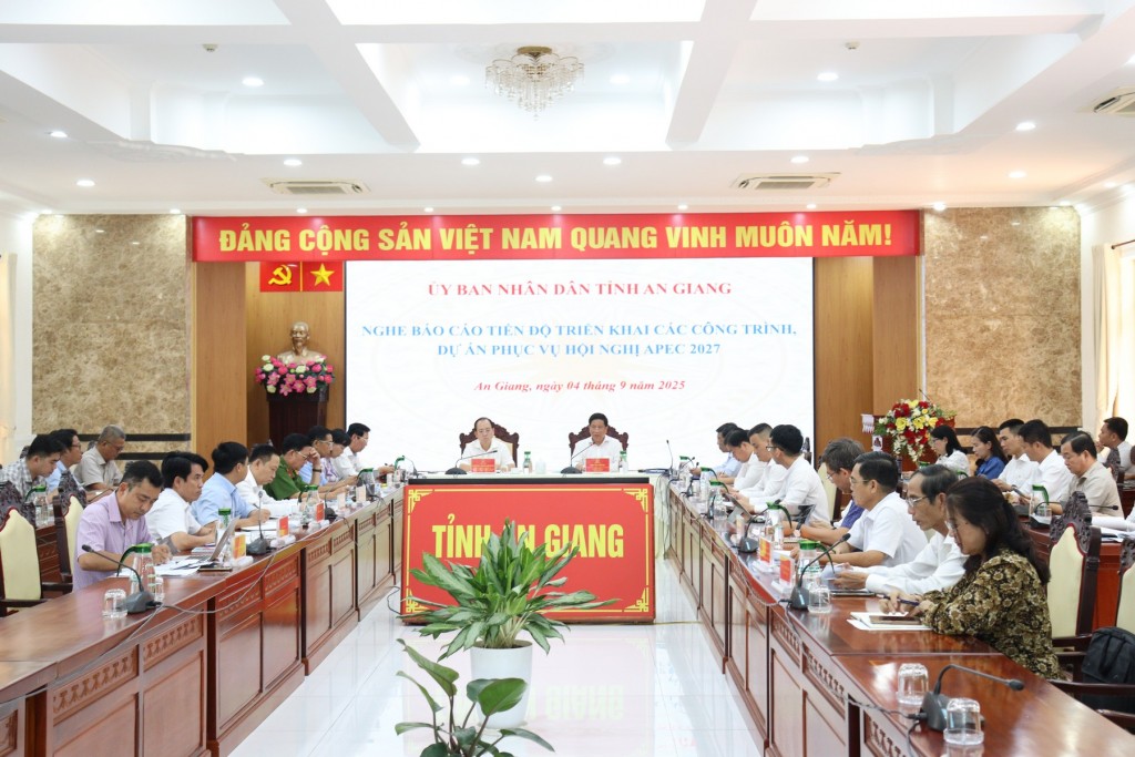 Quang cảnh buổi làm việc