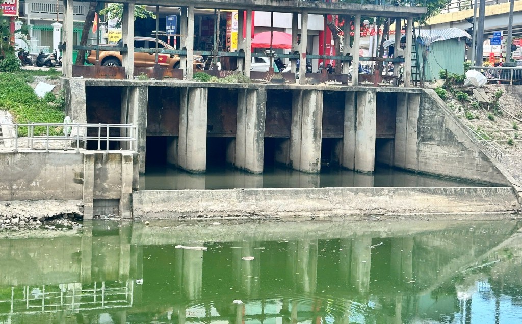 Sông Tô Lịch đã trong xanh trở lại sau khi được cải tạo, bổ cập nước từ Hồ Tây. Ảnh chụp chiều ngày 5/9/2025.