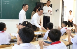 Yêu thương dành cho học sinh xã đảo Minh Châu ngày đầu năm học