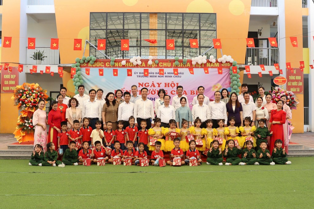 Yêu thương dành cho học sinh xã đảo Minh Châu ngày đầu năm học