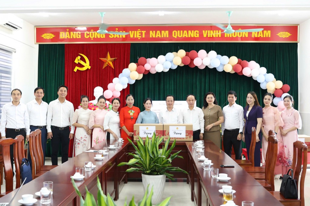 Yêu thương dành cho học sinh xã đảo Minh Châu ngày đầu năm học