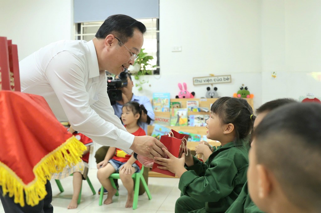 Đồng chí Giám đốc Sở GD&ĐT Hà Nội tặng quà các cháu trường Mầm non Minh Châu