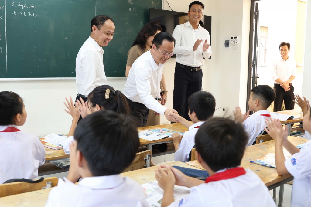 Giám đốc Sở GD&ĐT Hà Nội Trần Thế Cương ân cần thăm hỏi, động viên học sinh trường THCS Minh Châu trong ngày đầu năm học mới